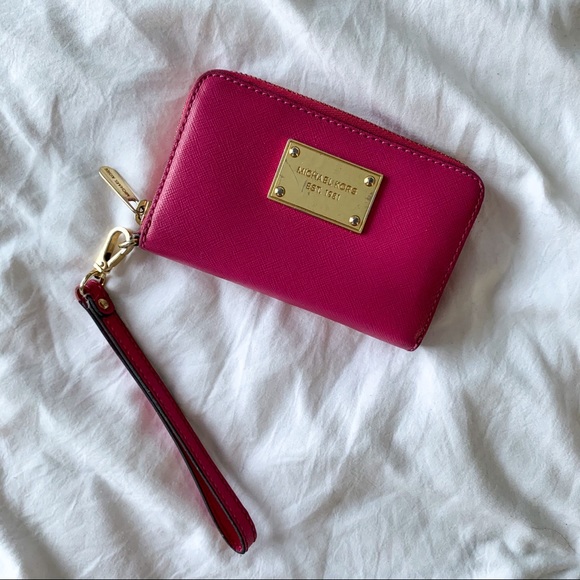Michael Kors Handbags - Michael Kors Wristlet